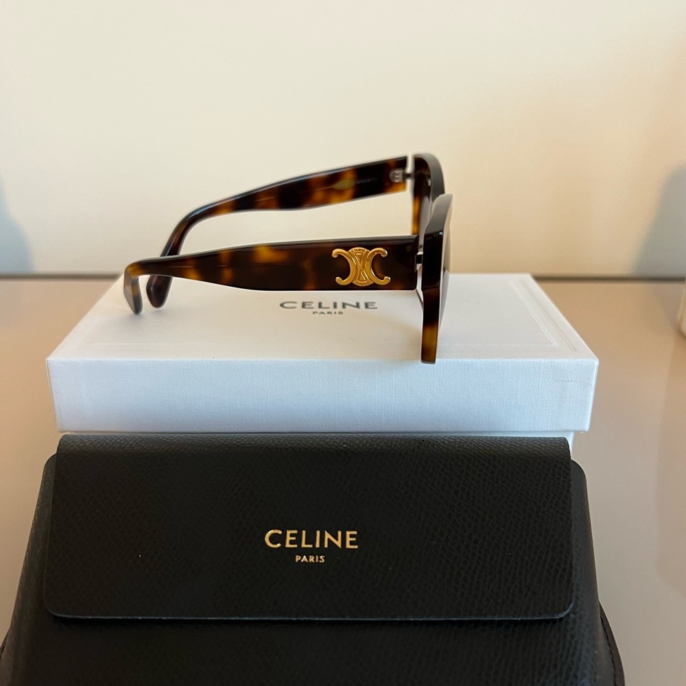 Never Worn: Celine Triomphe CL40253I Sunglasses - Blonde Havana/Roviex G… - Picture 7 of 7